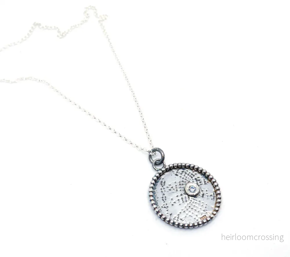 Mönstrat silverhalsband med sten Mönstrat silverhalsband med sten