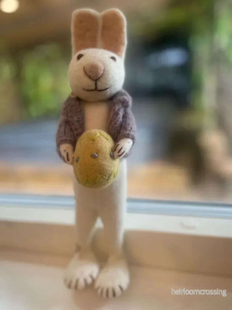 Tovad stor vit kanin med jacka och ägg (27cm)