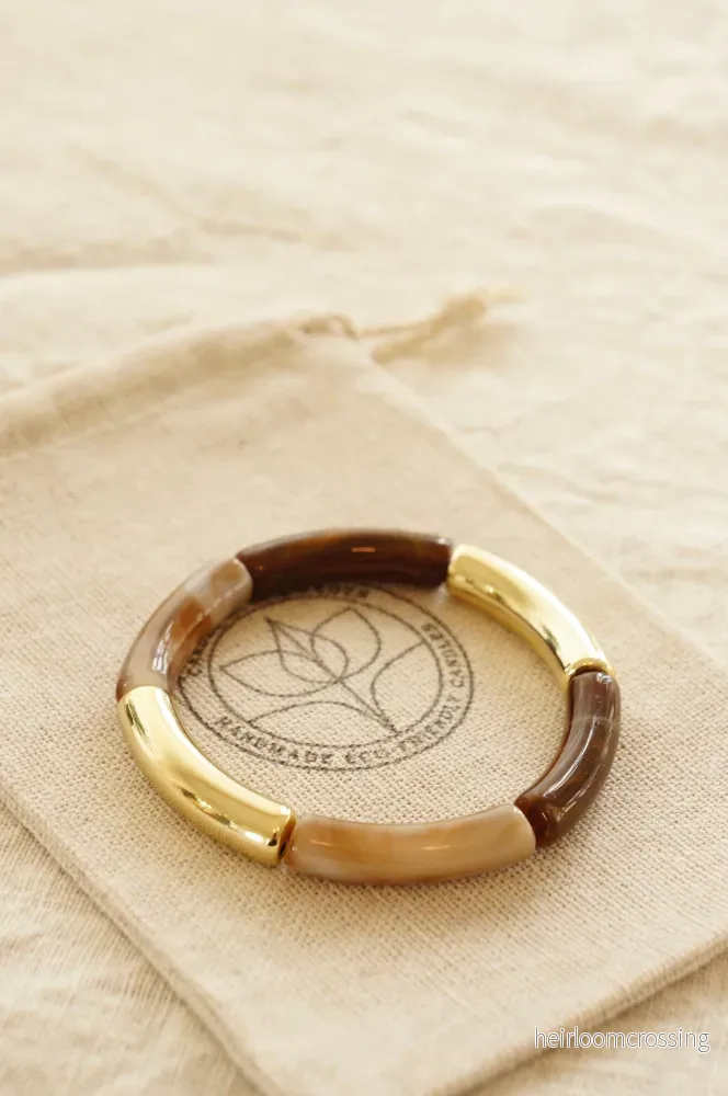 Comporta armband – bruna toner & gulddetaljer (Dark Sea Glass & Coastal Gold) Comporta armband – bruna toner & gulddetaljer (Dark Sea Glass & Coastal Gold)