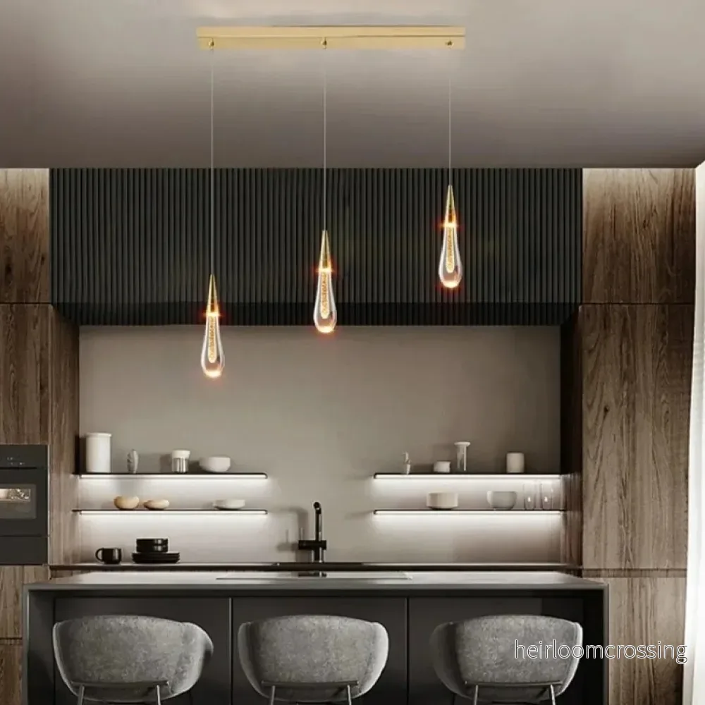 Pendellampa i droppformat glas – modern klunga som taklampa Pendellampa i droppformat glas – modern klunga som taklampa