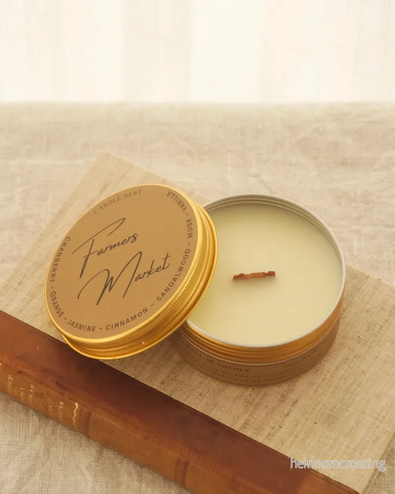 Doftljus i burk med träveke – tranbär, apelsin & kanel – Farmers Market – Travel Candle