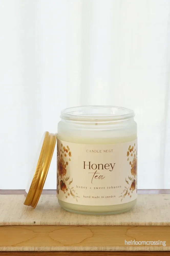 Doftljus i glasburk med guldlock – söta tobaksblad & honung – Honey tea – Signature candle Doftljus i glasburk med guldlock – söta tobaksblad & honung – Honey tea – Signature candle