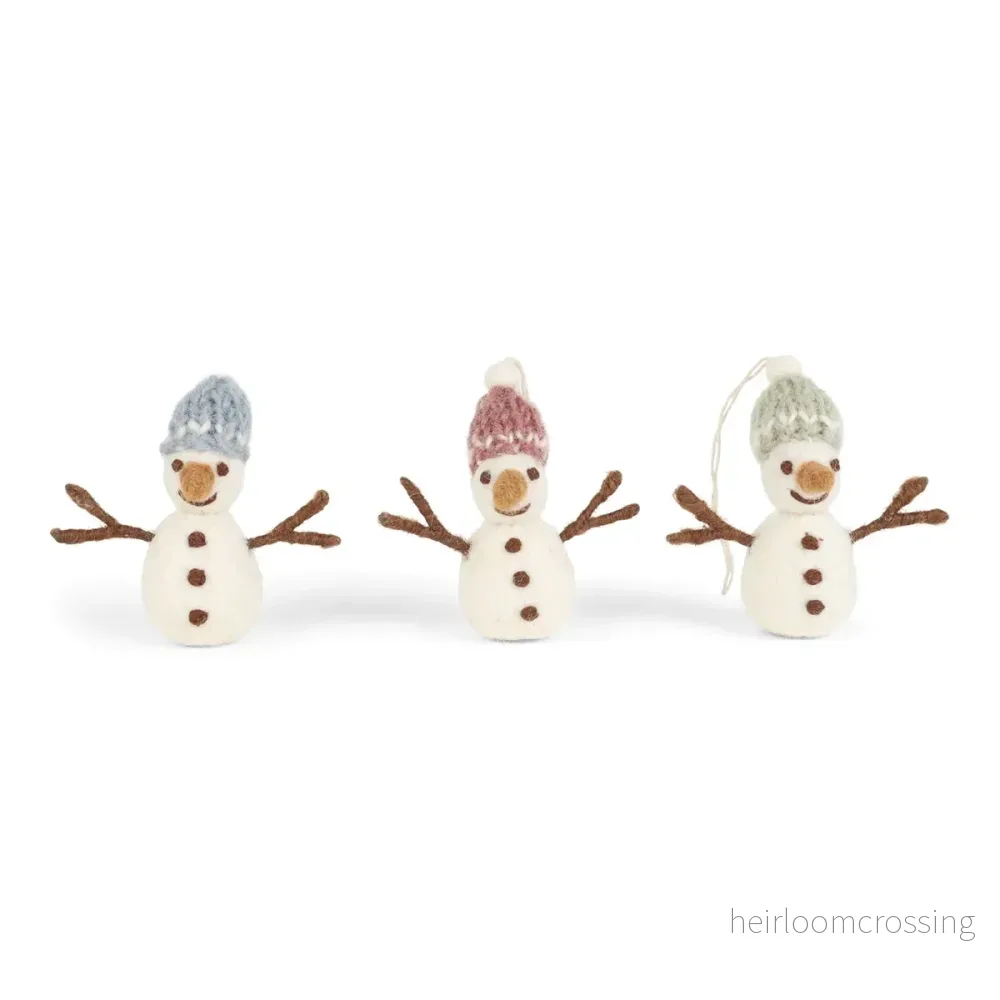 3 Tovade snögubbar med pastellfärgade mössor