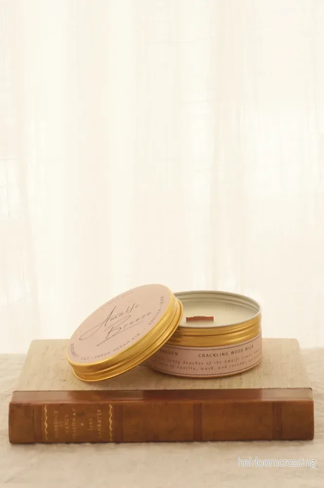 Doftljus i burk med träveke – bergamott, lilja & vanilj – Amalfi Breeze – Travel Candle - Bild 3