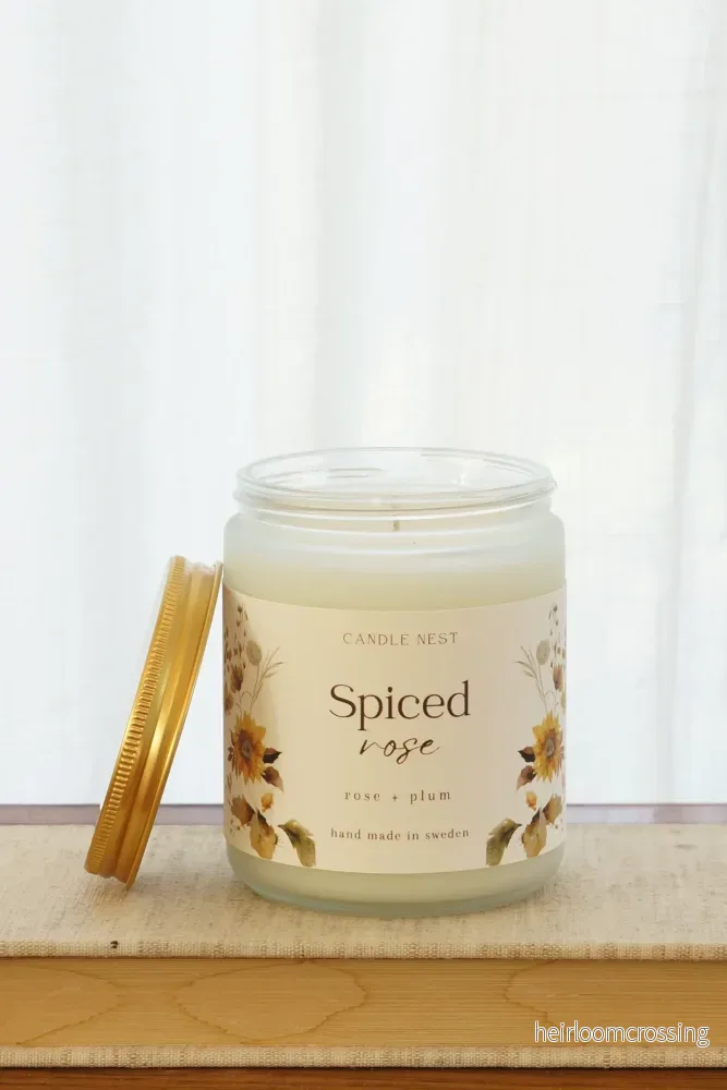 Doftljus i glasburk med guldlock – ros, plommon & vanilj – Spiced rose – Signature candle Doftljus i glasburk med guldlock – ros, plommon & vanilj – Spiced rose – Signature candle
