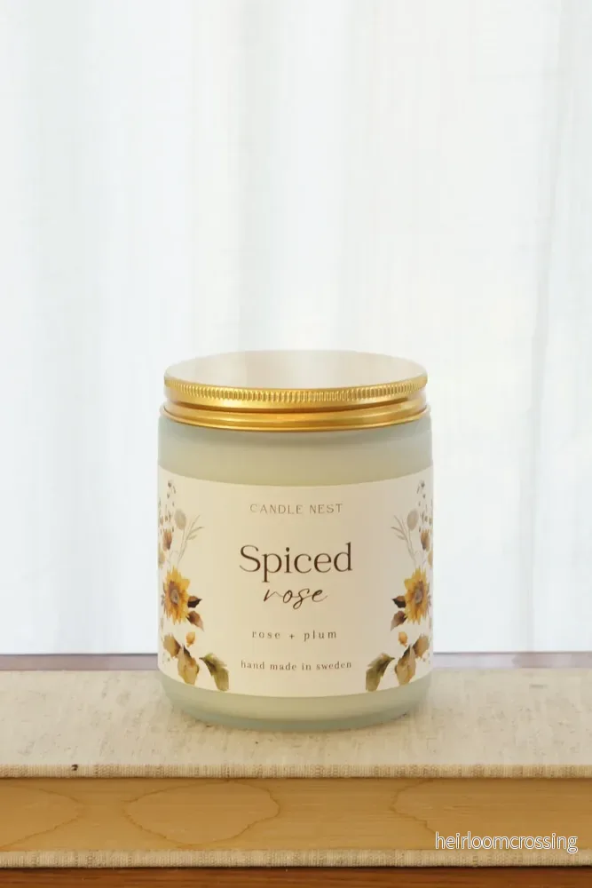 Doftljus i glasburk med guldlock – ros, plommon & vanilj – Spiced rose – Signature candle - Bild 3