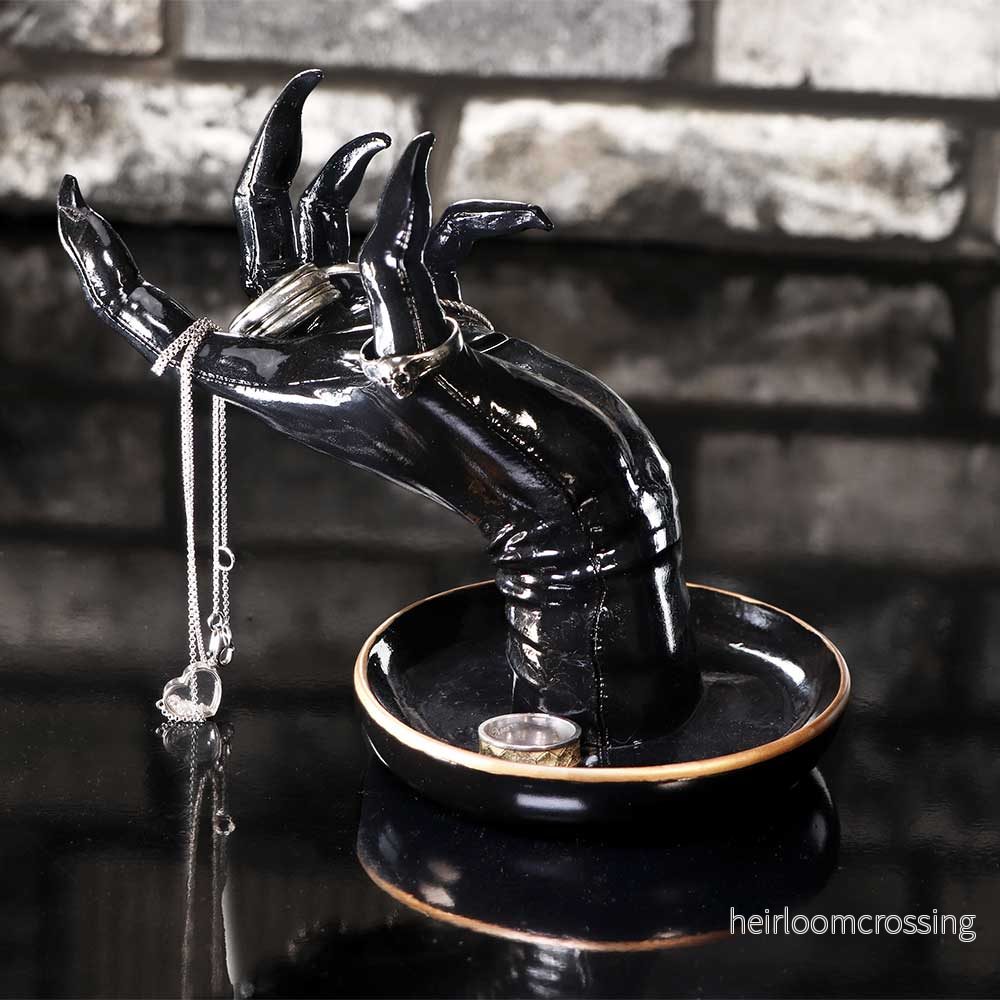 Precious Protector – Gotiskt smyckesställ med hand