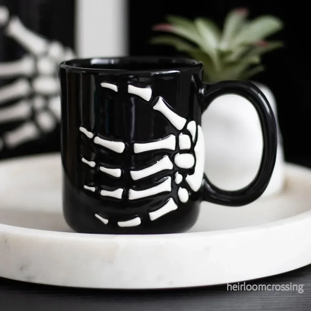 Skeleton Hand Ceramic Mug – Gotisk keramikmugg med skeletthand Skeleton Hand Ceramic Mug – Gotisk keramikmugg med skeletthand