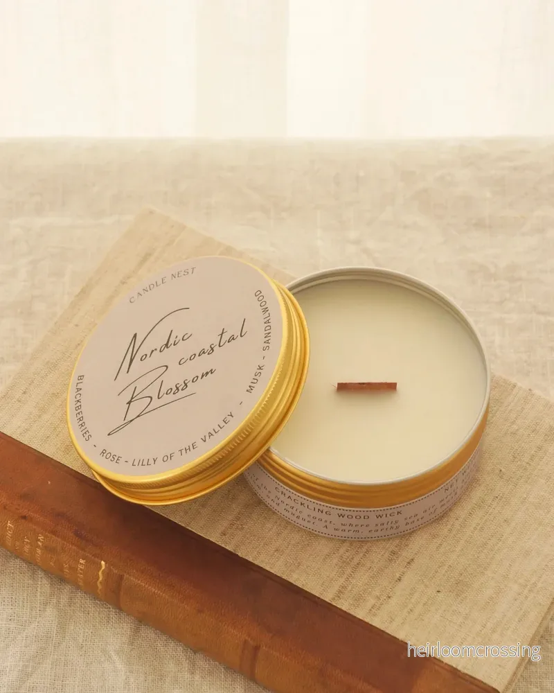 Doftljus i burk med träveke – björnbär & liljekonvalj – Nordic Coastal Blossom – Travel Candle Doftljus i burk med träveke – björnbär & liljekonvalj – Nordic Coastal Blossom – Travel Candle