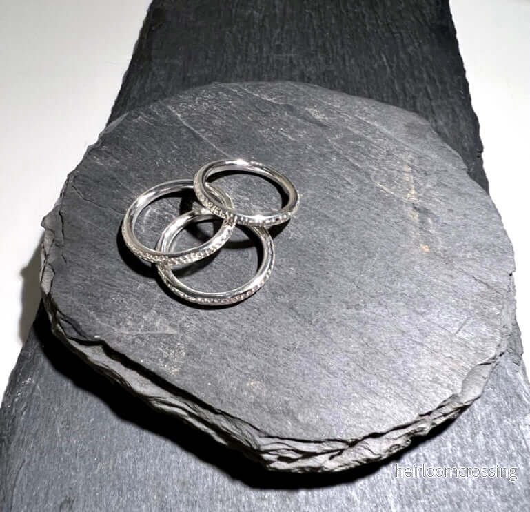Smal silverring med hamrad yta Smal silverring med hamrad yta