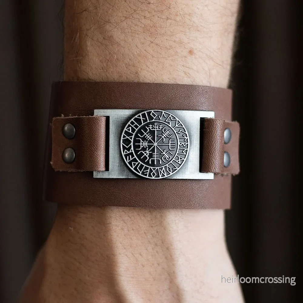 Vegvísir-armband i läder – brun - Bild 2