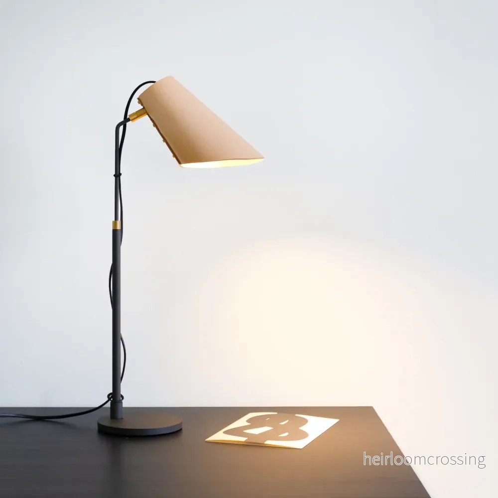 Erik bordslampa med läderskärm