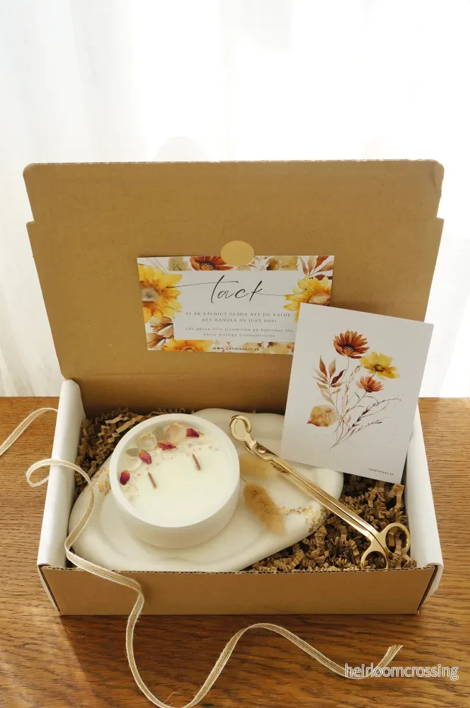 Presentbox med botaniskt doftljus, ljusfat & vektång Presentbox med botaniskt doftljus, ljusfat & vektång
