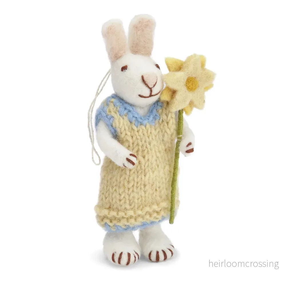 Tovad vit kanin med klänning och blomma (14cm) Tovad vit kanin med klänning och blomma (14cm)