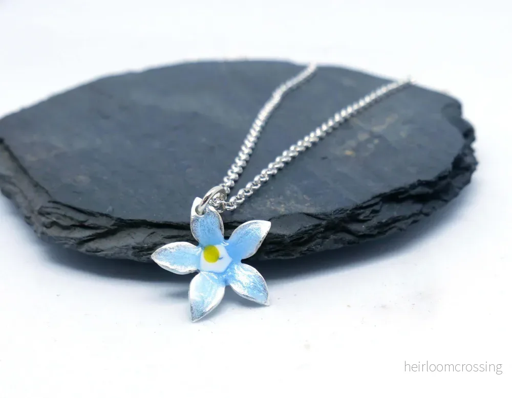 Handgjort silverhalsband Blåsippa Handgjort silverhalsband Blåsippa