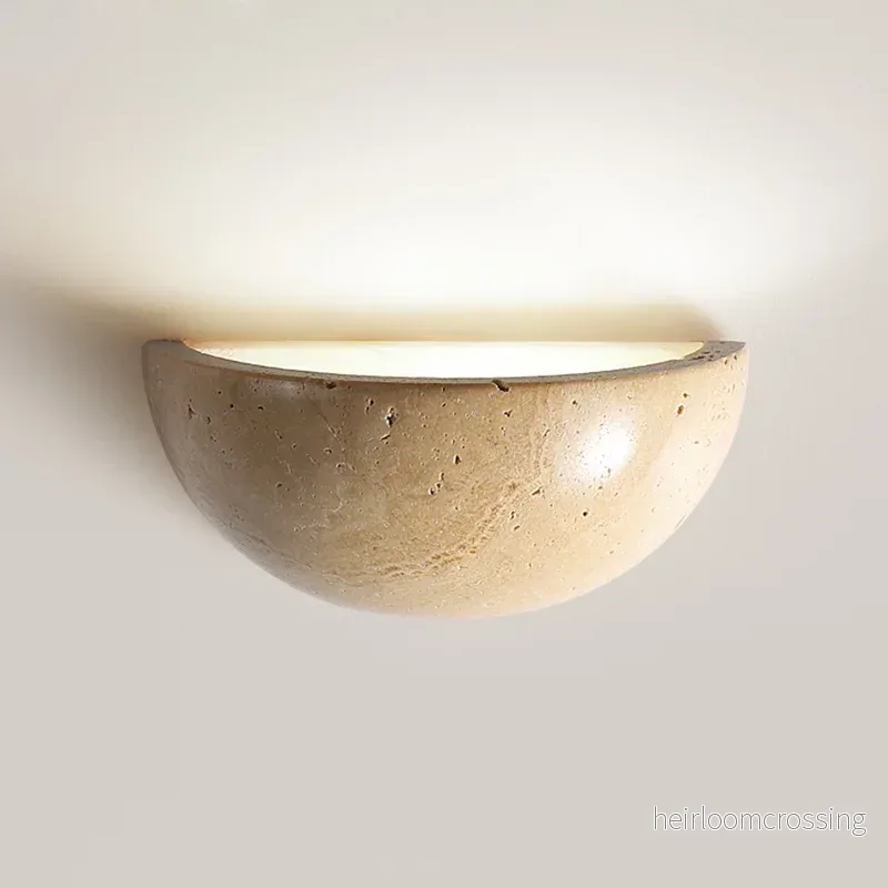 Vägglampa LED i travertin – minimalistisk stenlampa i naturmaterial