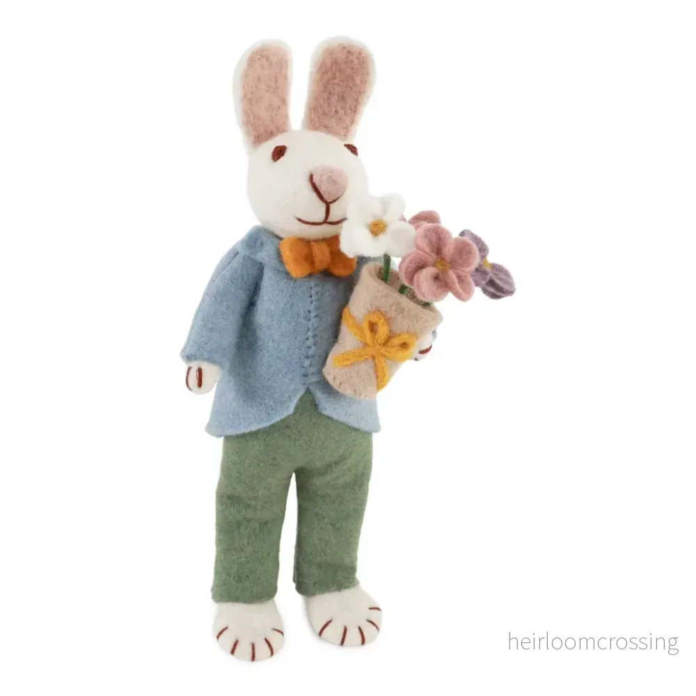 Tovad kanin med blå jacka och blombukett (12cm)