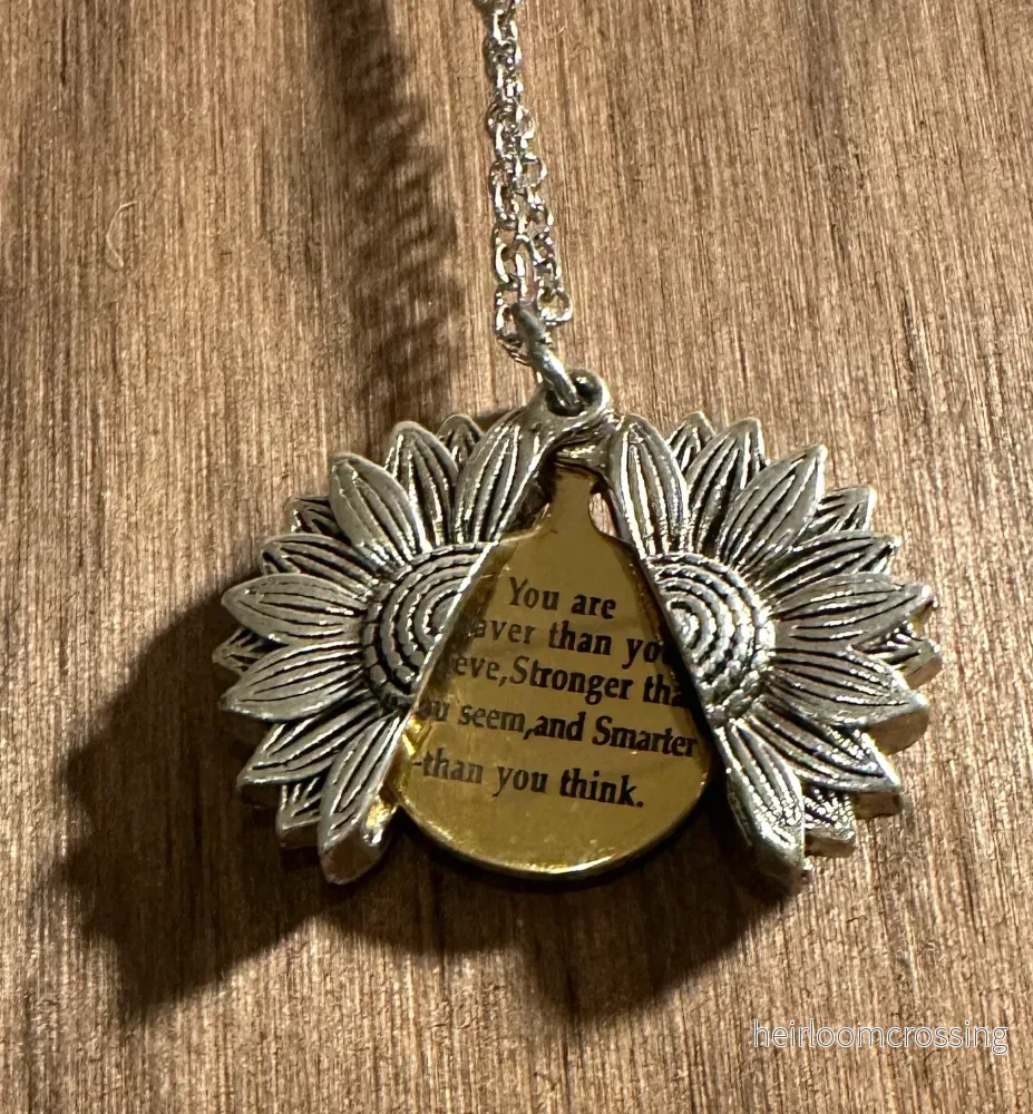 Halsband - Solros med budskap "You are Braver than you believe, Stronger than you seem and Smarter than you think " - Bild 3