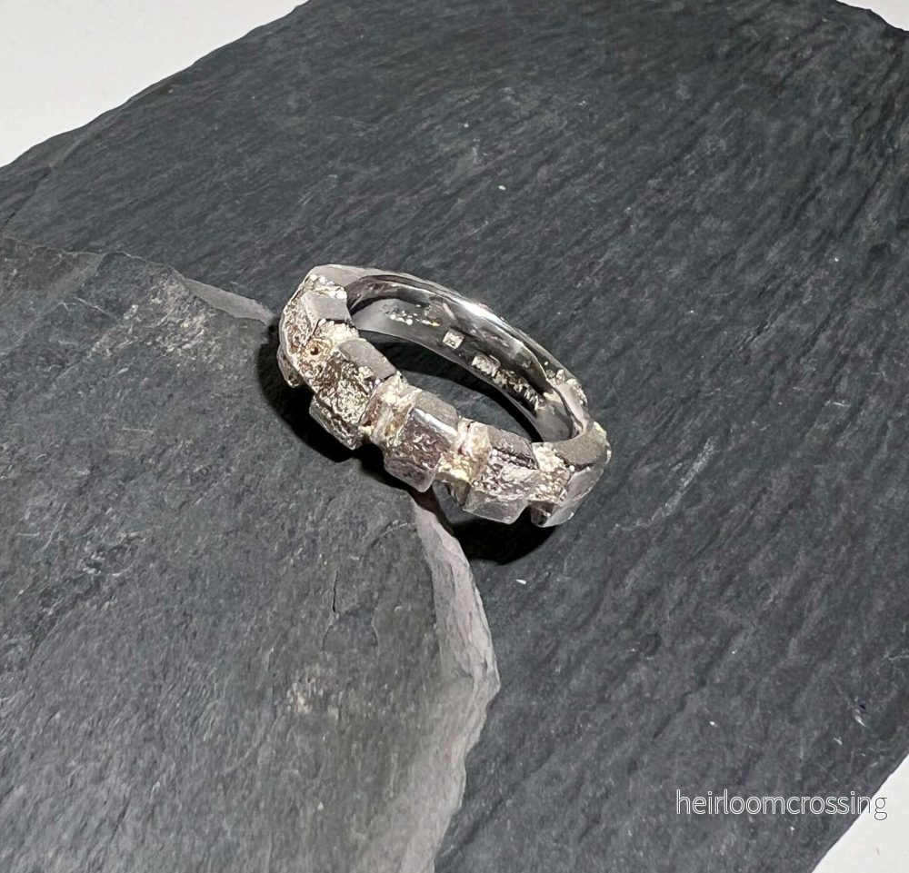 Sandgjuten kraftig silverring Pebbles