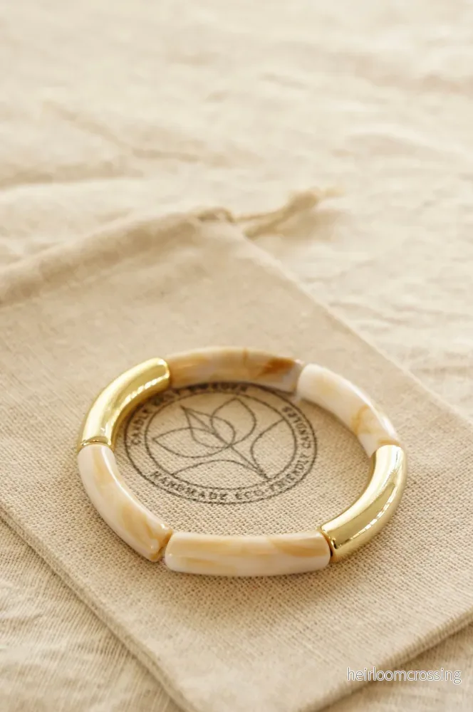Comporta armband – ljusa snäcktoner & gulddetaljer (Seashells & Coastal Gold) Comporta armband – ljusa snäcktoner & gulddetaljer (Seashells & Coastal Gold)
