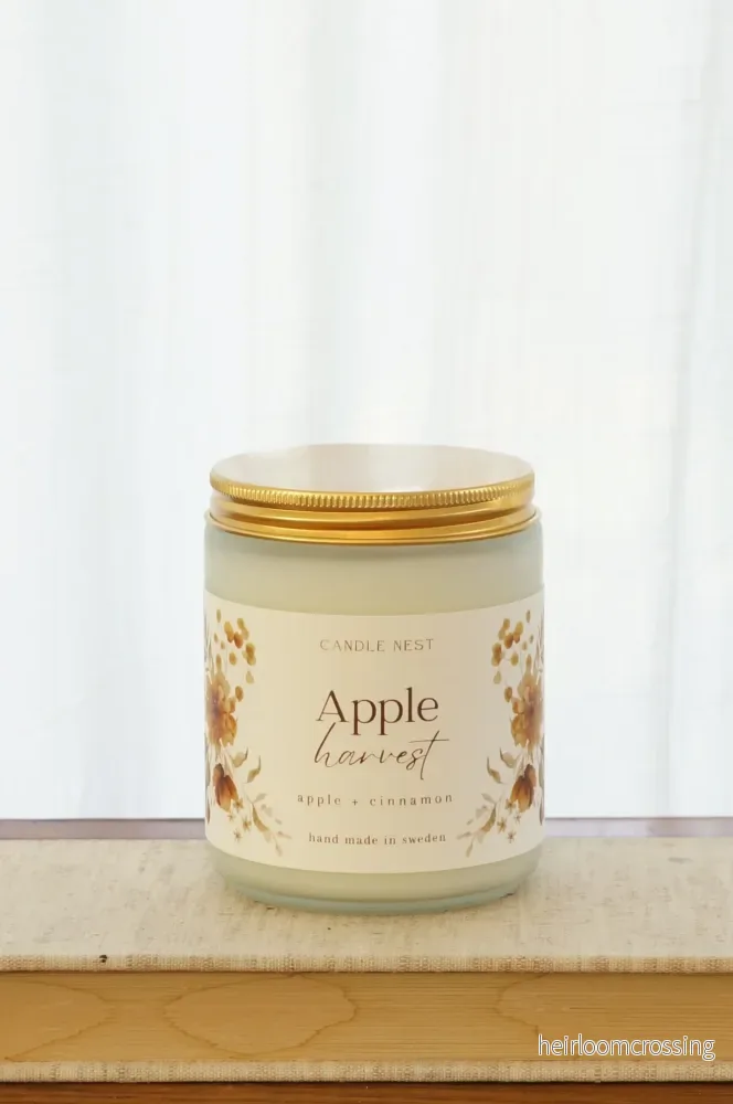 Doftljus i glasburk med guldlock – äpple, kanel & apelsin – Apple Harvest – Signature candle - Bild 3