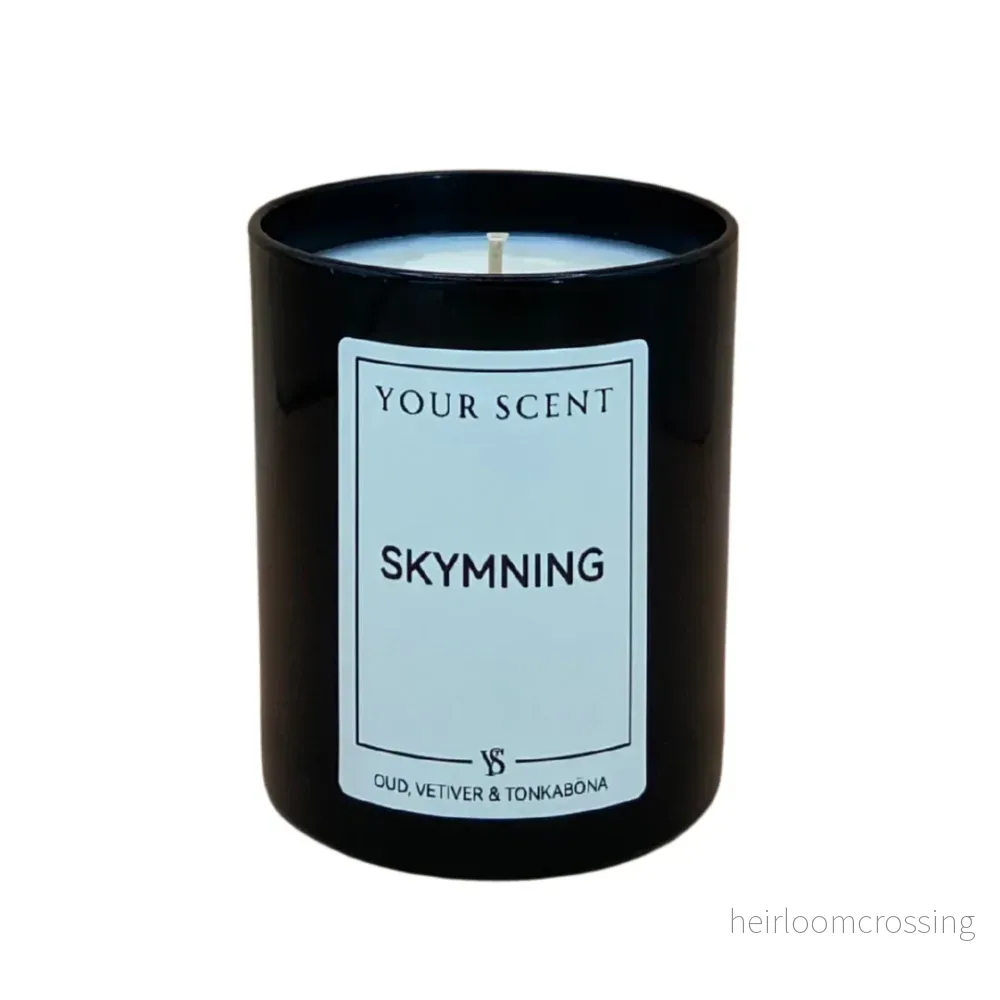 Doftljus Skymning – oud, vetiver & tonkaböna Doftljus Skymning – oud, vetiver & tonkaböna