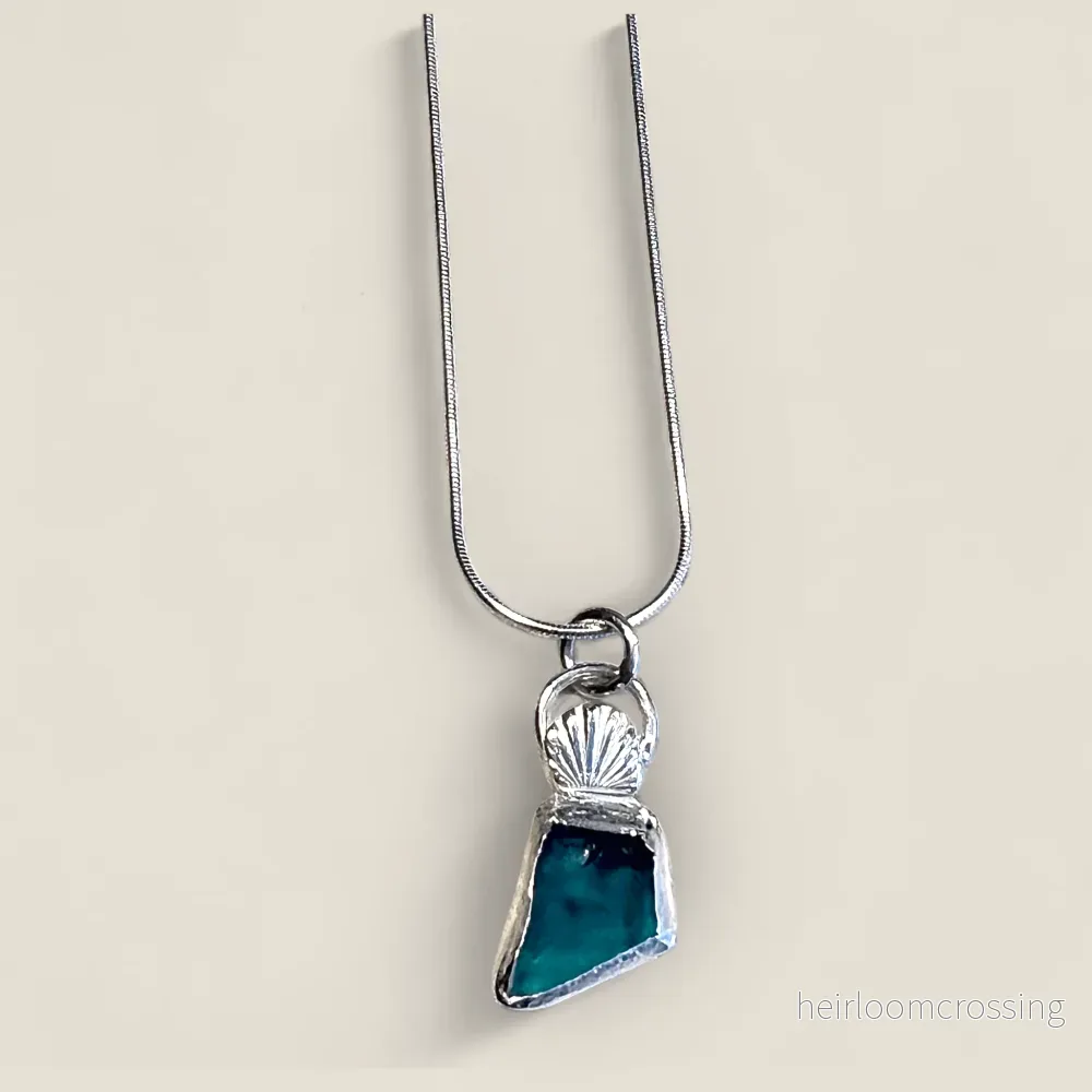 Silverhalsband med strandglas Snäcka Silverhalsband med strandglas Snäcka