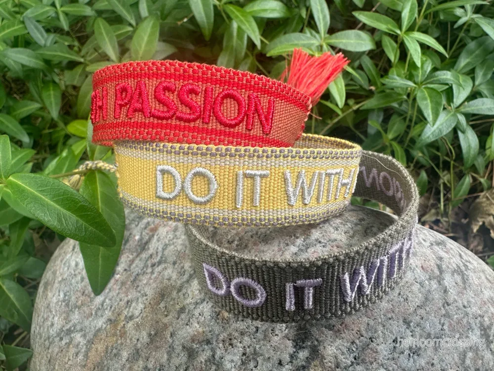 Tygarmband ”Do it with passion”