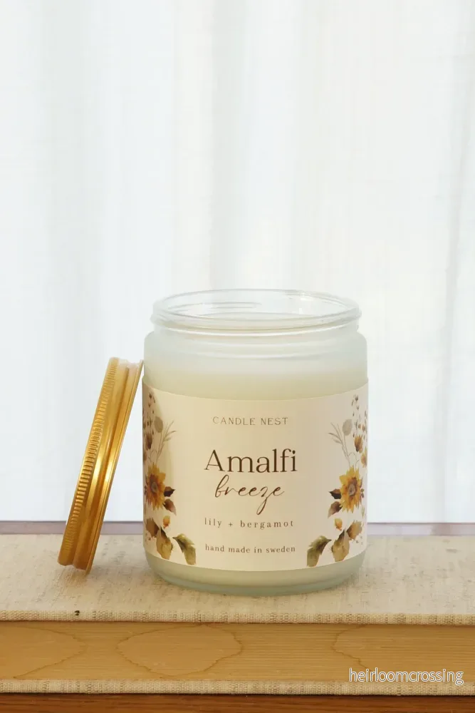 Doftljus i glasburk med guldlock – bergamott, lilja & vanilj – Amalfi breeze – Signature candle Doftljus i glasburk med guldlock – bergamott, lilja & vanilj – Amalfi breeze – Signature candle