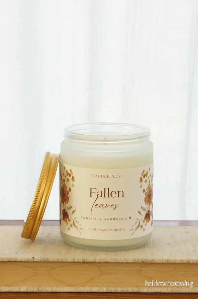 Doftljus i glasburk med guldlock –  sandelträ, vanilj & mysk – Fallen leaves – Signature candle