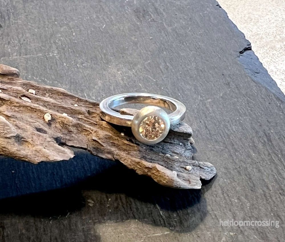 Silverring med sten CZ Gilda. Silverring med sten CZ Gilda.