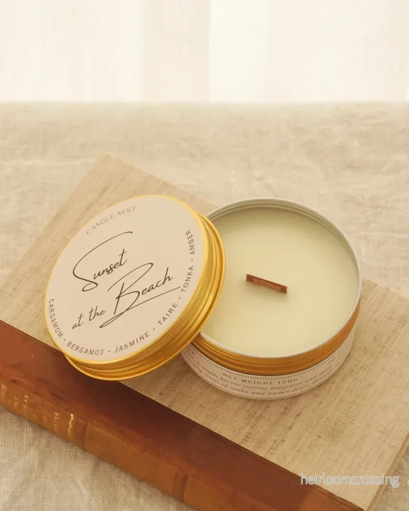 Doftljus i burk med träveke – kardemumma & bergamott – Sunset at the Beach – Travel Candle Doftljus i burk med träveke – kardemumma & bergamott – Sunset at the Beach – Travel Candle