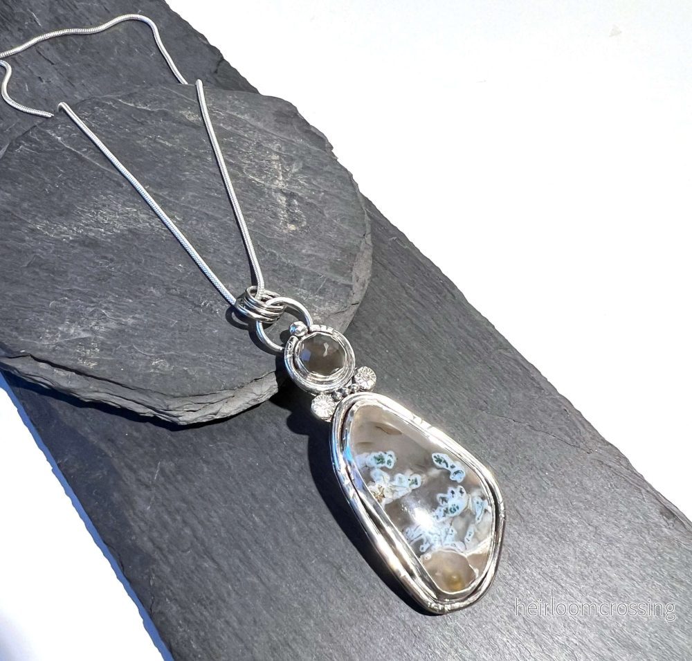 Silverhalsband med ädelstenar Silverhalsband med ädelstenar
