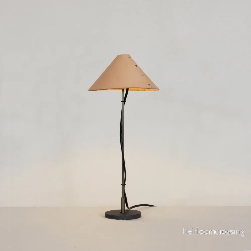 Koncis bordslampa med läderskärm Koncis bordslampa med läderskärm