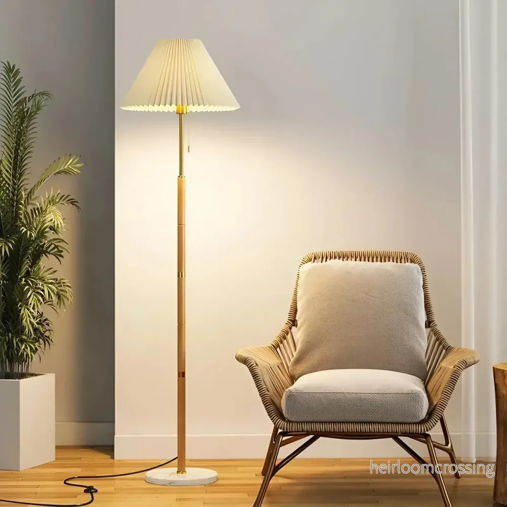 Golvlampa i marmor och trä – modern design med varmt ljus