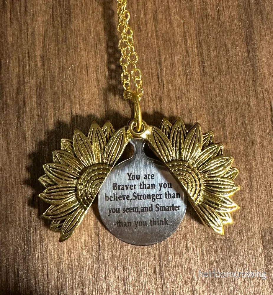 Halsband – Solros med budskap ”You are Braver than you believe, Stronger than you seem and Smarter than you think ” Halsband – Solros med budskap ”You are Braver than you believe, Stronger than you seem and Smarter than you think ”