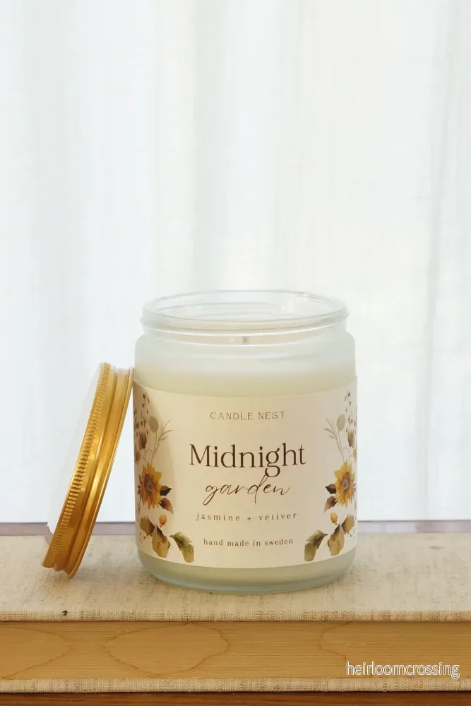 Doftljus i glasburk med guldlock –  jasmin, citron & vetiver – Midnight garden – Signature candle