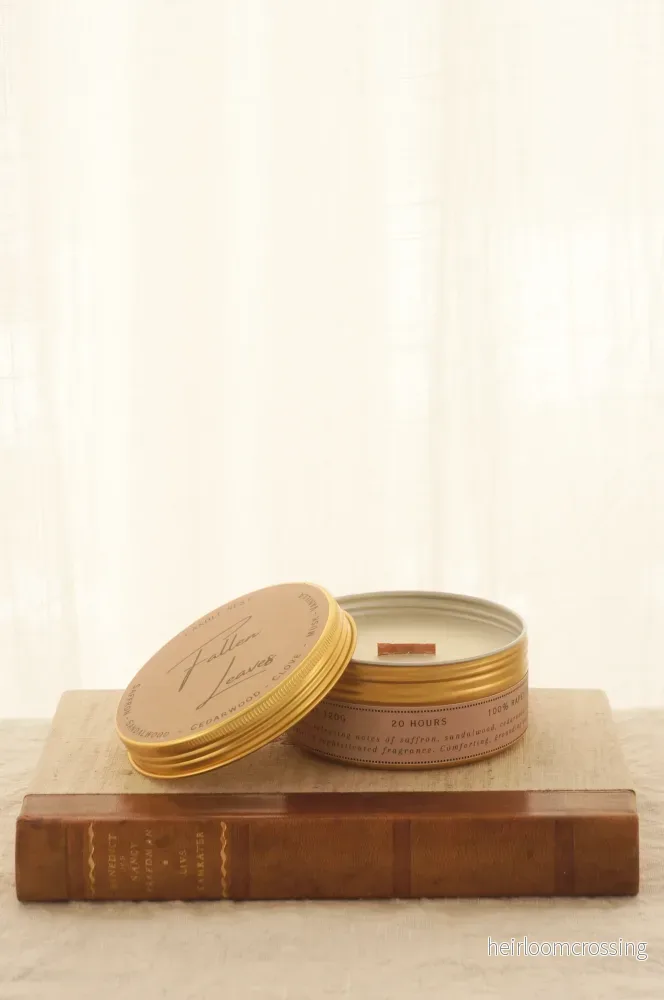 Doftljus i burk med träveke – sandelträ, vanilj & mysk – Fallen Leaves – Travel Candle - Bild 3