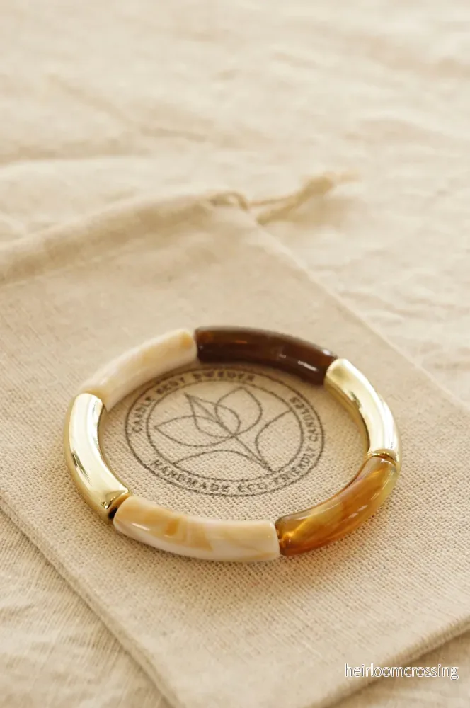 Comporta armband – bärnsten & gulddetaljer (Amber, Dark Sea Glass & Coastal Gold) Comporta armband – bärnsten & gulddetaljer (Amber, Dark Sea Glass & Coastal Gold)