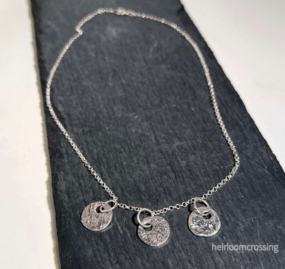Handgjort silverhalsband med berlocker Waves Handgjort silverhalsband med berlocker Waves