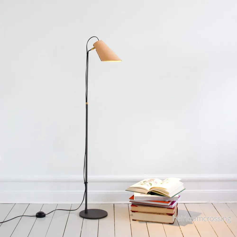 Erik golvlampa med läderskärm Erik golvlampa med läderskärm