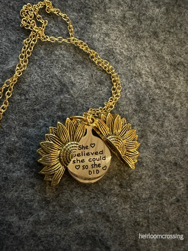 Halsband - Solros med budskapet "She believed she could so she did" - Bild 2