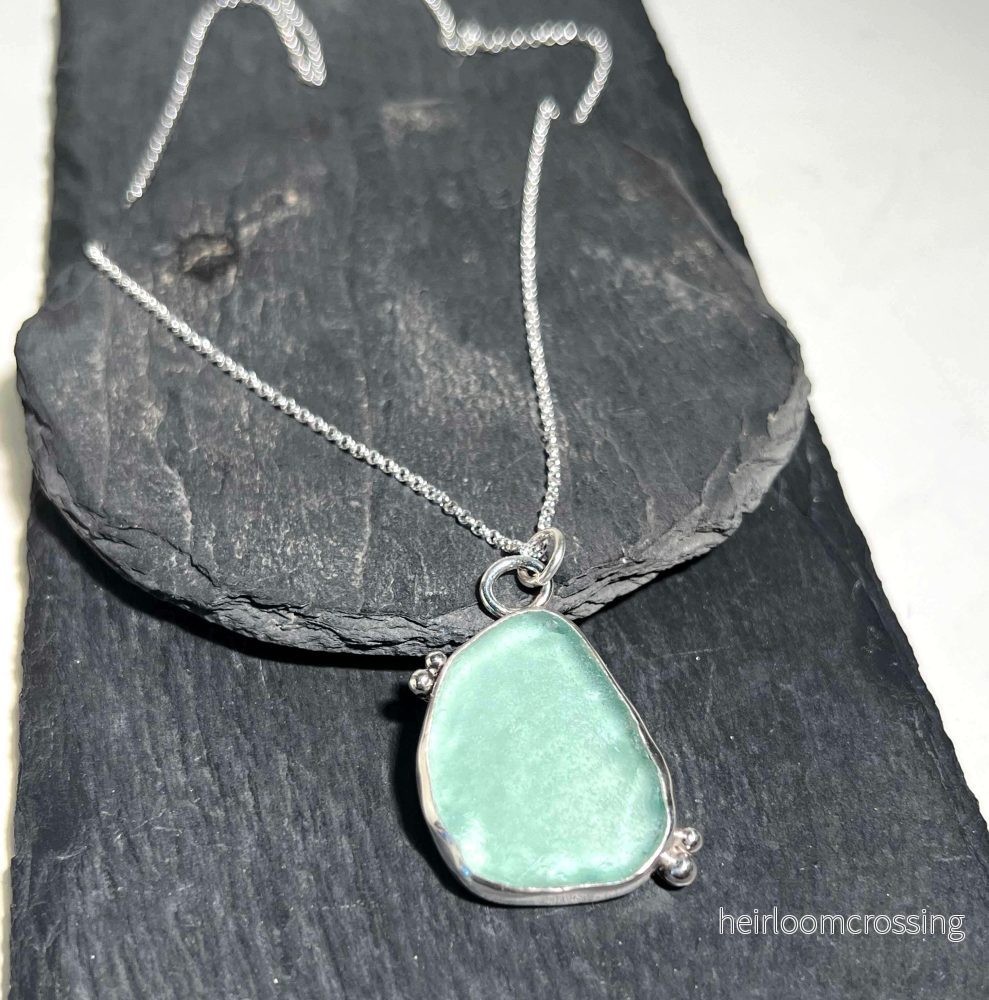 Handgjort silverhalsband med strandglas Sjöbris Handgjort silverhalsband med strandglas Sjöbris