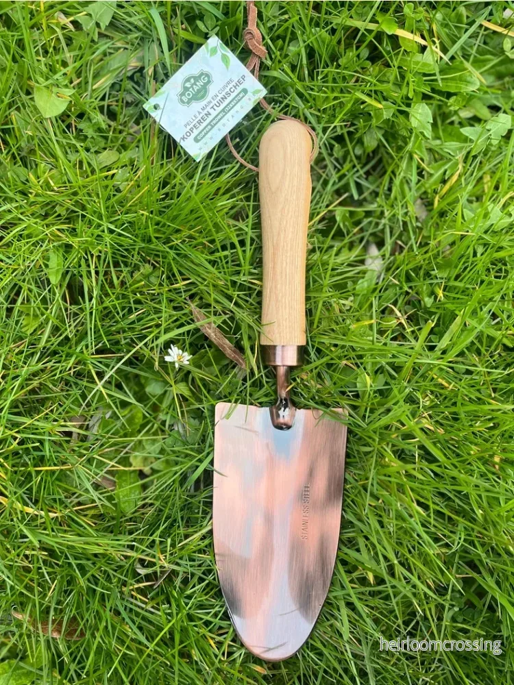 Plantskyffel (trähandtag och koppar) Plantskyffel (trähandtag och koppar)
