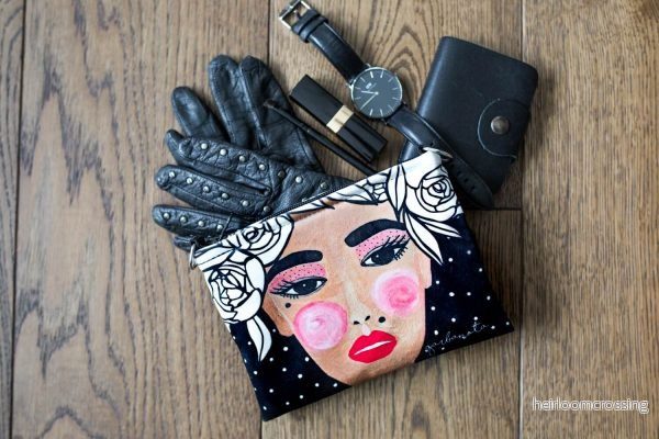 Handgjord sminkväska med illustrerat motiv – Yoko Svart - Bild 3