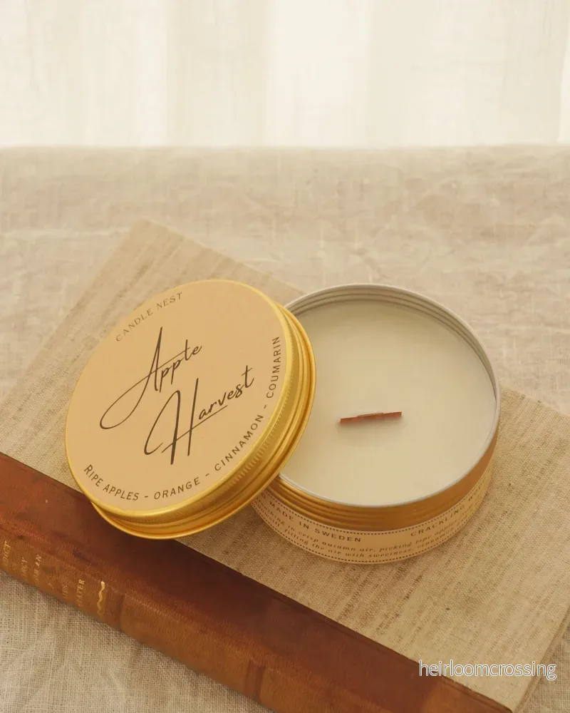 Doftljus i burk med träveke – äpple, kanel & apelsin – Apple Harvest – Travel Candle Doftljus i burk med träveke – äpple, kanel & apelsin – Apple Harvest – Travel Candle