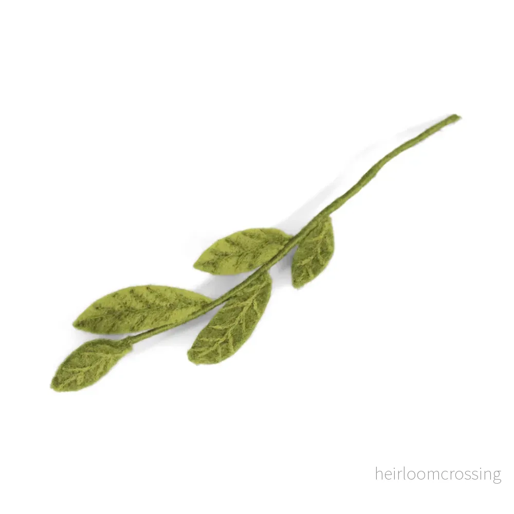 Tovad liten gren med gröna blad