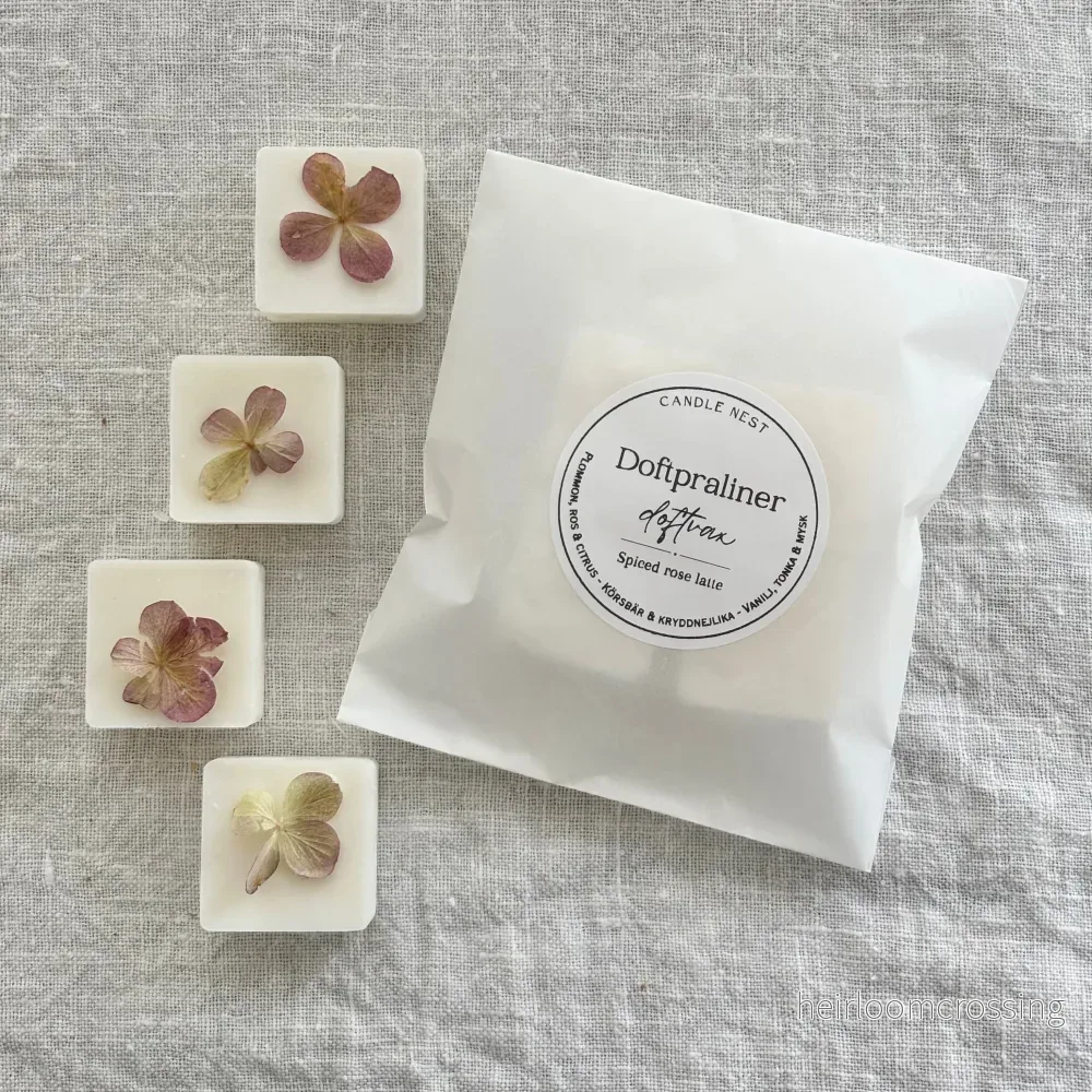Doftvax – ros, plommon & vanilj för aromalampa – Spiced Rose Latte (4 Doftpraliner™) Doftvax – ros, plommon & vanilj för aromalampa – Spiced Rose Latte (4 Doftpraliner™)