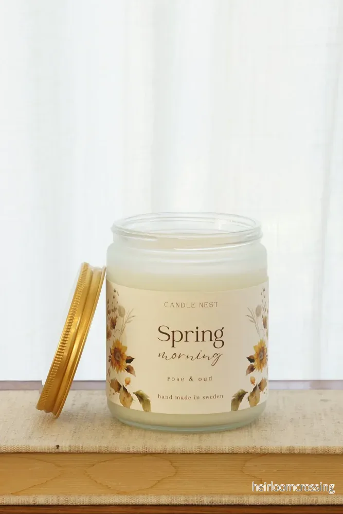 Doftljus i glasburk med guldlock – ros & oud – Spring morning – Signature candle